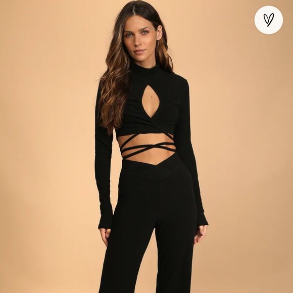 Keyhole cutout waist tie crop - Picture 2 of 3